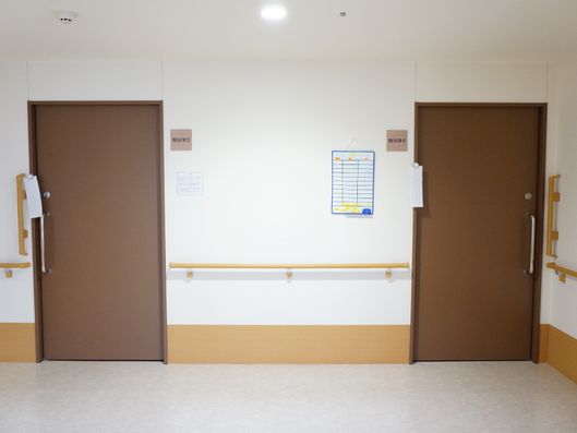 個室バスルームのドア