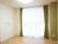 ワンルームのAタイプは、一人部屋となっている。また室内には大きな窓があり、天井には照明器具が備え付けられている。