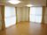 夫婦が生活するための居室として、二人部屋が用意されている。広々とした室内には、大きな窓が取り付けられている。