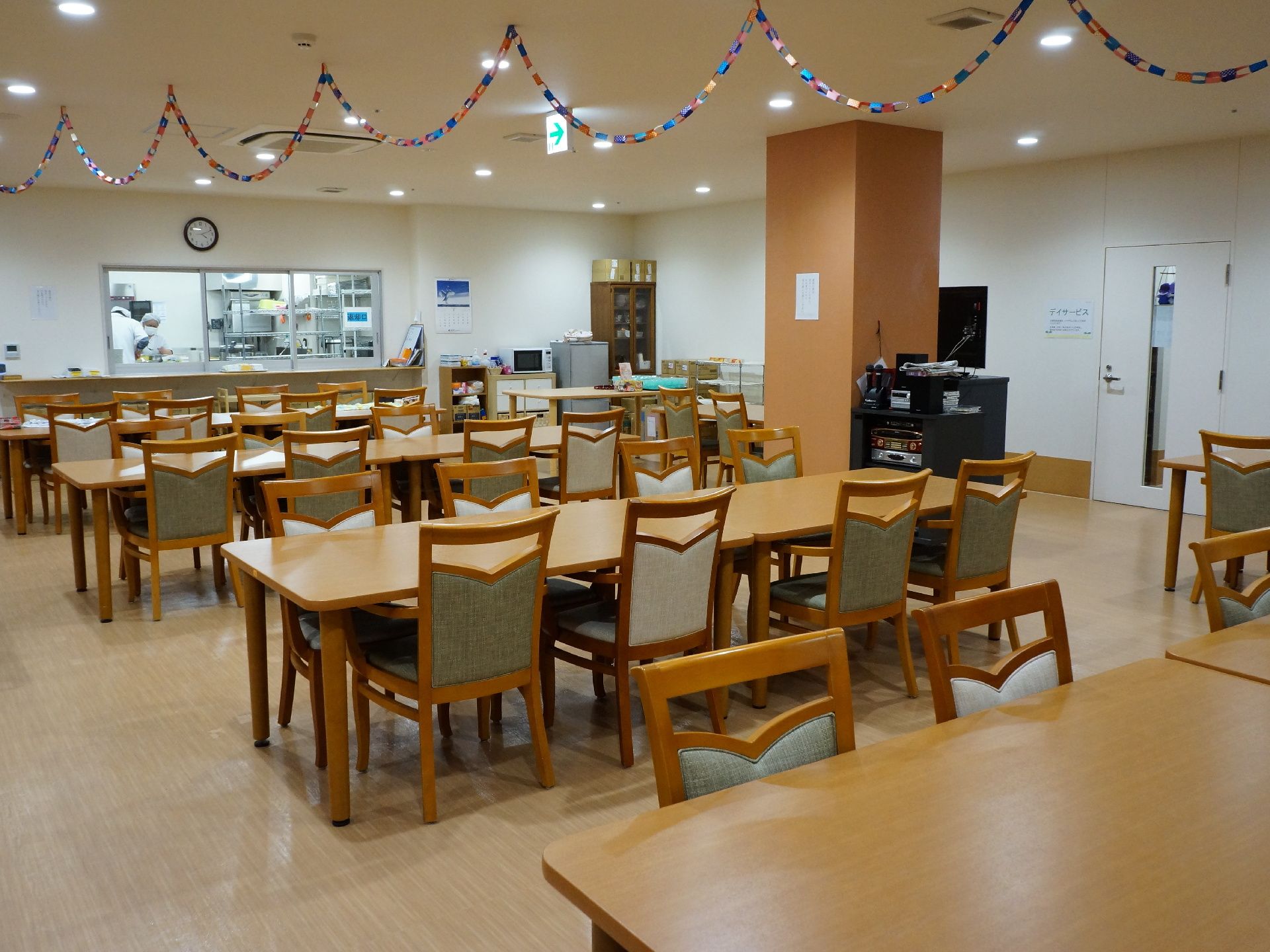 施設内には広々としたダイニングルームを完備している。また奥には調理をおこなうための、キッチンを併設している。