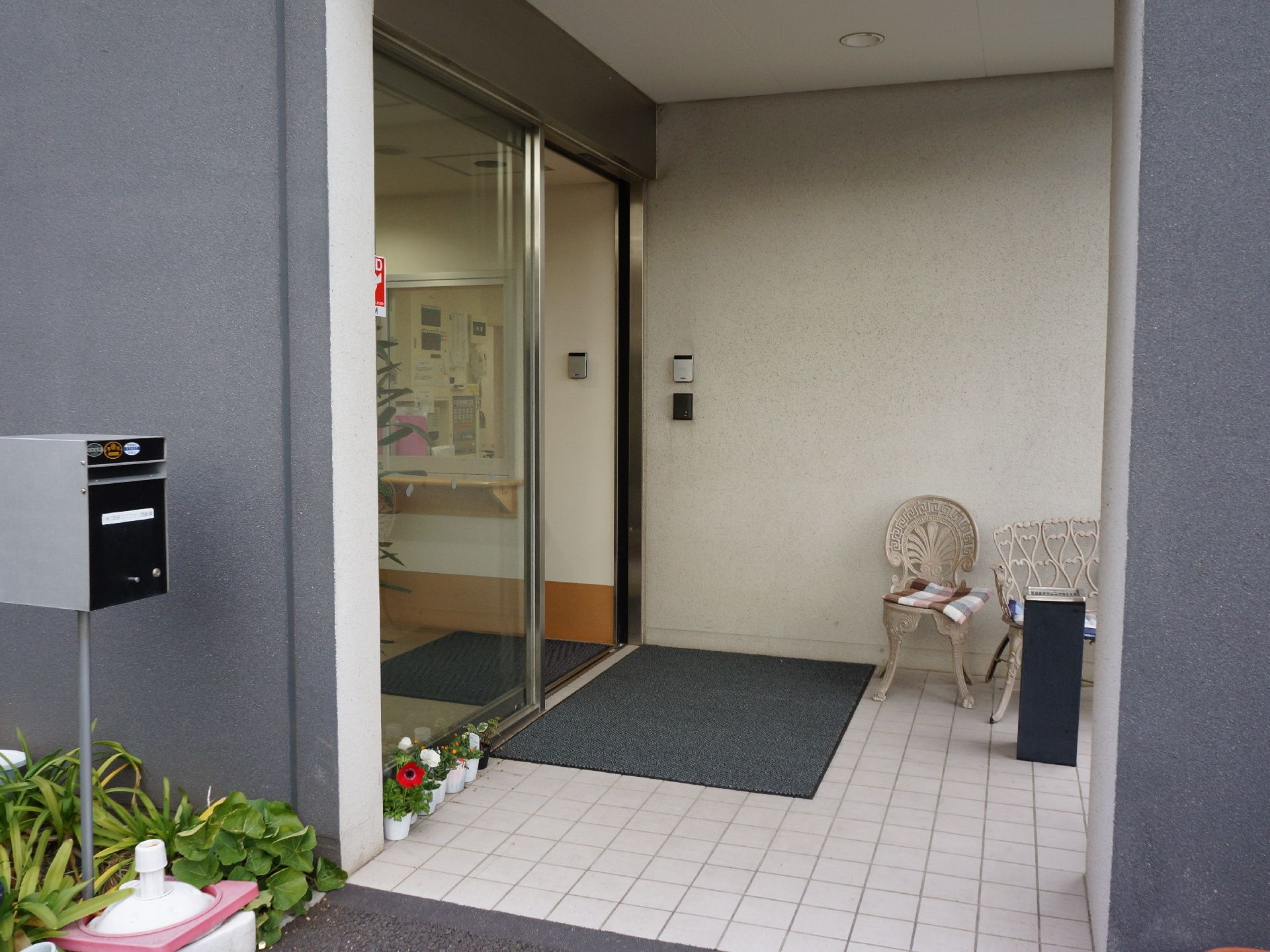 エントランスは段差のないバリアフリーとなっている。また入り口には自動ドアがあり、郵便受けも置かれている。