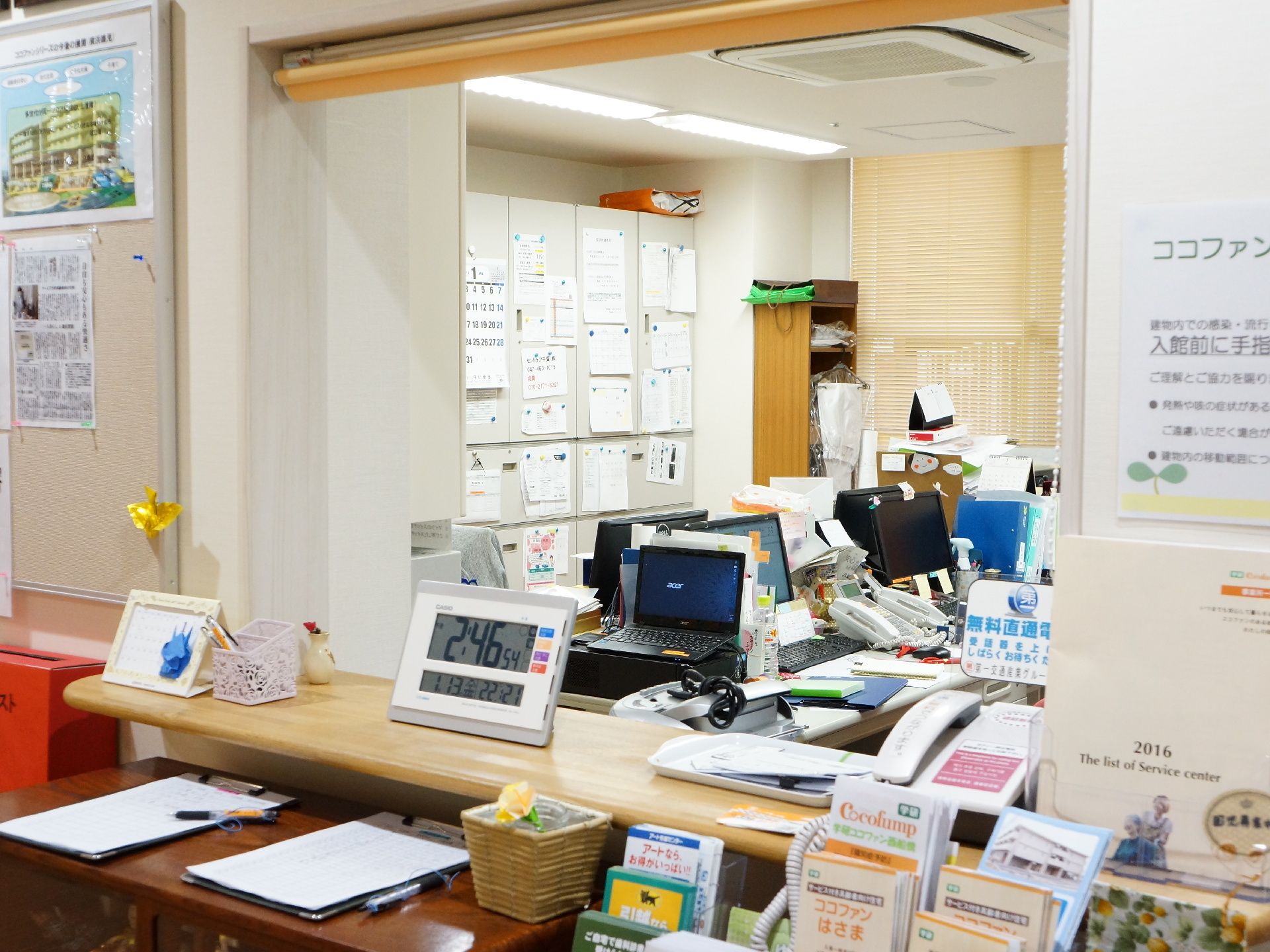 エントランスホールには、スタッフが待機している受付を用意している。カウンターには時計やパンフレットが置かれている。