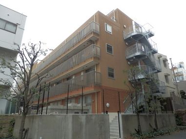 茶を基調とした4階建ての施設である。各居室にベランダが付いており、転落防止用に柵が設置されている。非常用のらせん階段が設けられている。