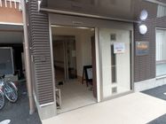玄関は完全バリアフリーとなっており、ドアも自動ドアが2箇所設置してある。外にはインターホンと照明が設置されている。