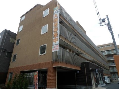建物の壁面に、入居者募集中と書かれたのぼりが掛かっている。玄関はフラットなので、つまずく心配がない。
