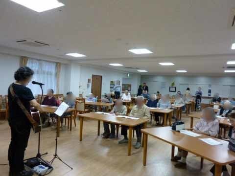 「ココファン練馬関町」音楽療法。今、流行りの音楽療法に取り組んでいる様子です。