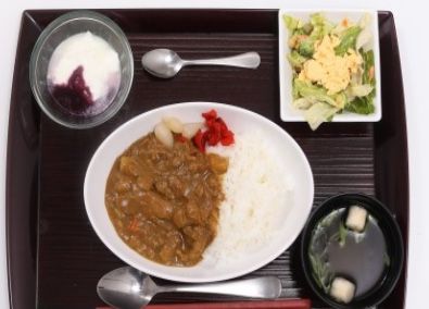 食事は栄養のバランスも考えたメニューになっている。入居者のかたが残さず食べられるように味付けや見た目も考えられている。