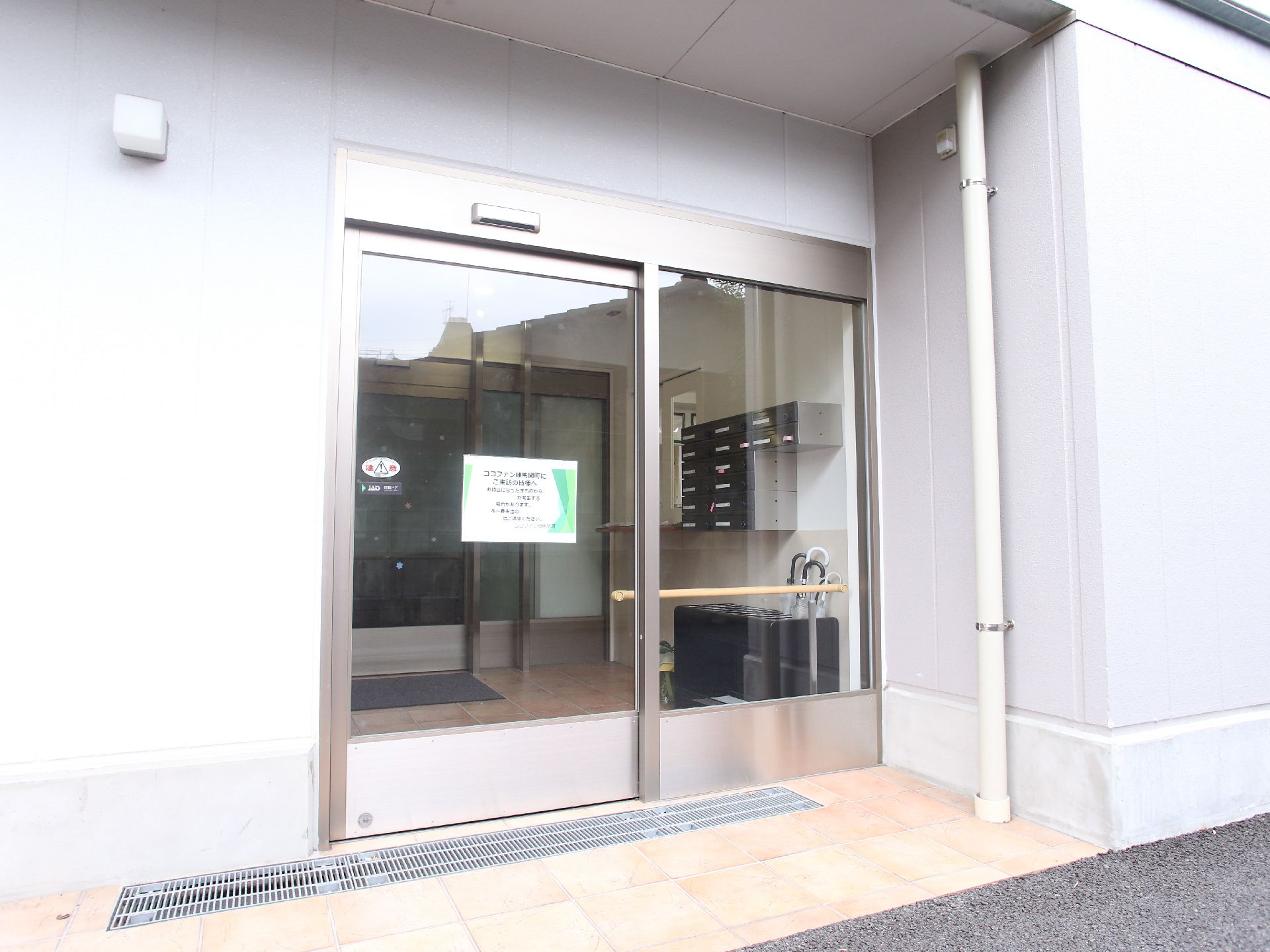 施設には入居している人専用の、エントランスが用意されている。また入り口にはオートロックを設置している。