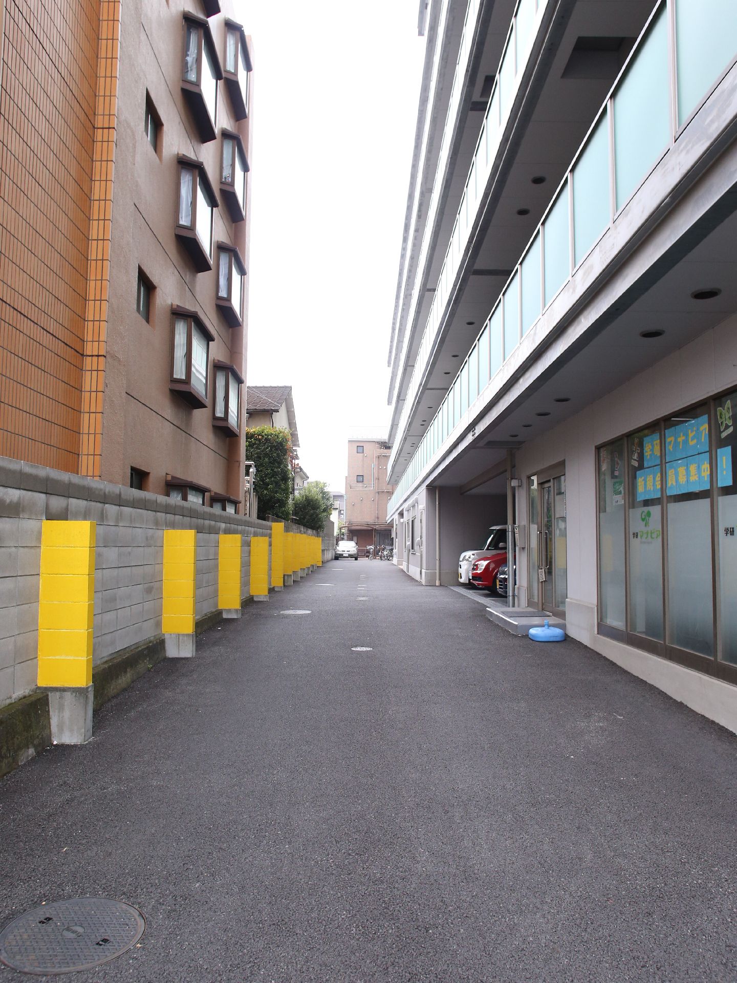 施設のエントランスにはクルマから乗り降りするための、広々としたスペースが確保されている。また奥には駐車場を用意している。