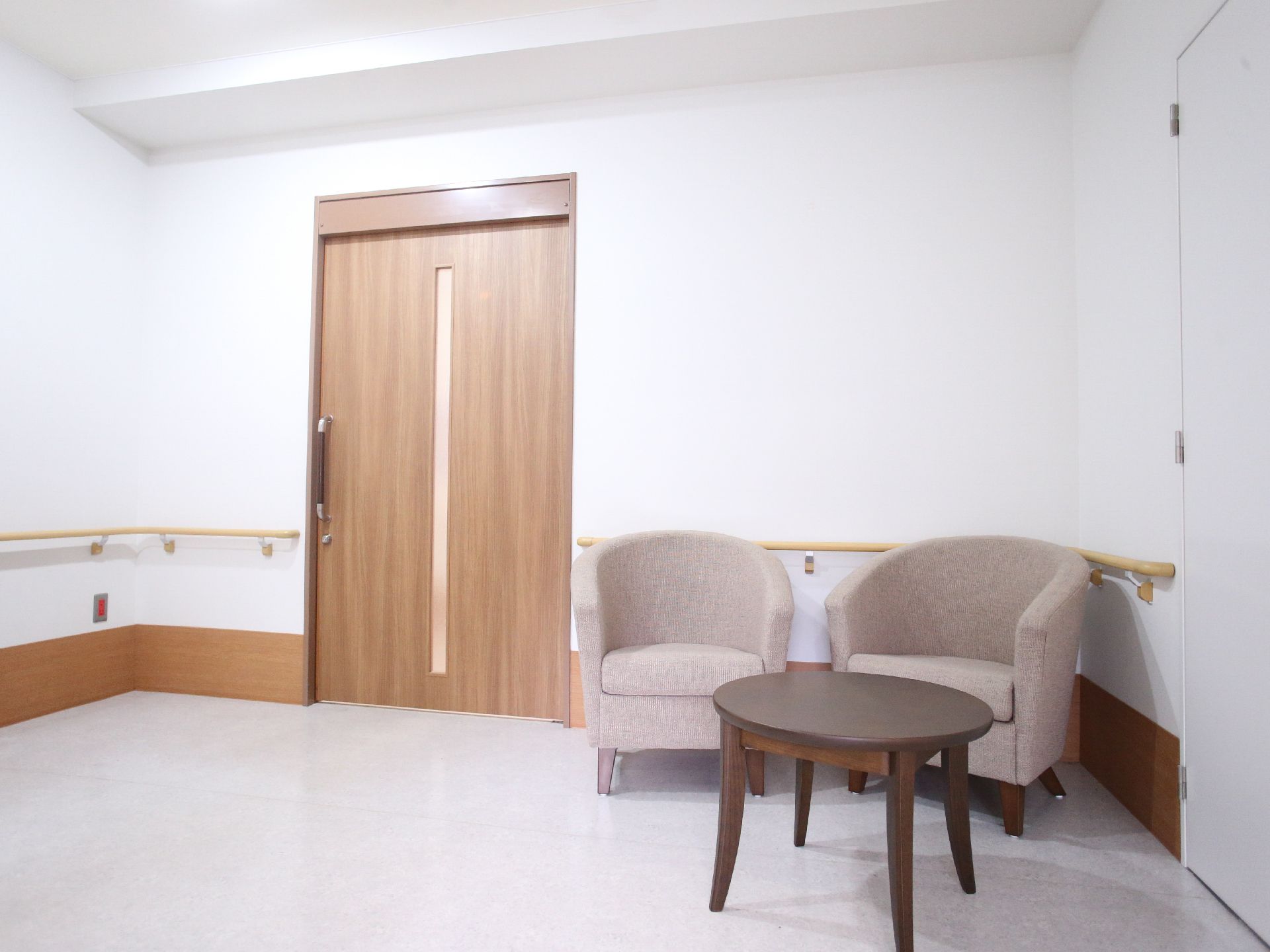施設内には入居者のために、さまざまな場所に共用スペースが用意されている。いつでもくつろげるようにテーブルとソファが置かれている。