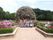 施設の近くには公園がたくさんあり、散歩コースとしても利用できる。四季折々の草花を、散歩途中に楽しんでいただける。