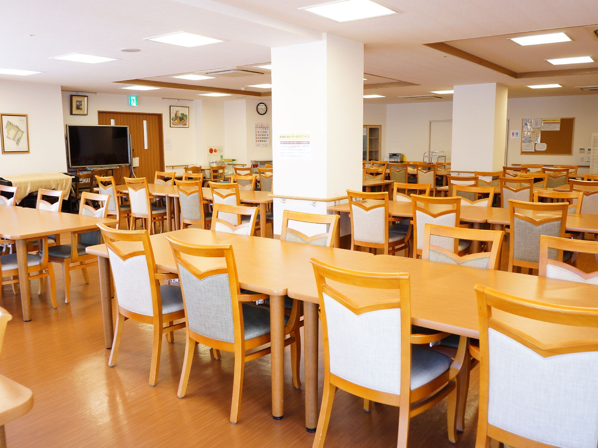 食堂は入居者が一度に集まることができる広いスペースになっている。窓からは日差しも差し込んで、とても明るい室内に。