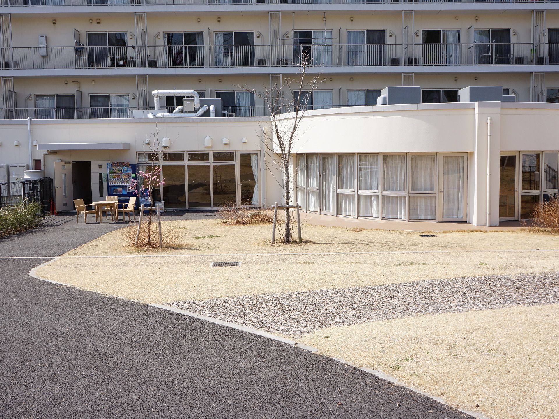 中庭には芝生も生え、ゆっくりと散歩をすることができる。テーブルや椅子も用意されており、くつろぐことも可能。