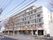まるでマンションと見間違えてしまうような建物になっている。ホームの一番下の階にはコンビニなどのお店もテナントで入っている。