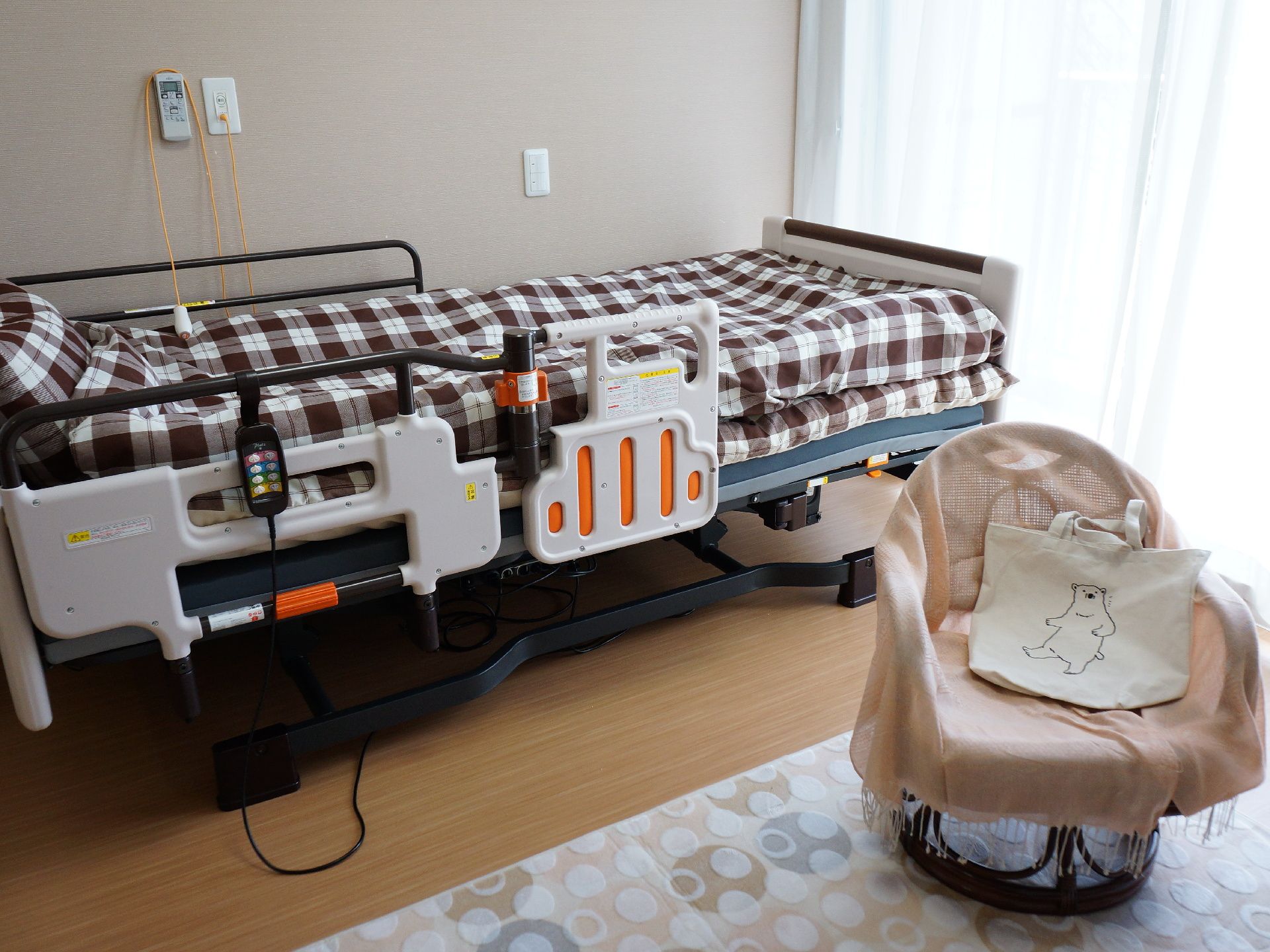 居室にはベッドが完備されている。昇降付きなので起き上がりする際にも非常に楽々。緊急時の呼び出しブザーも設置してある。