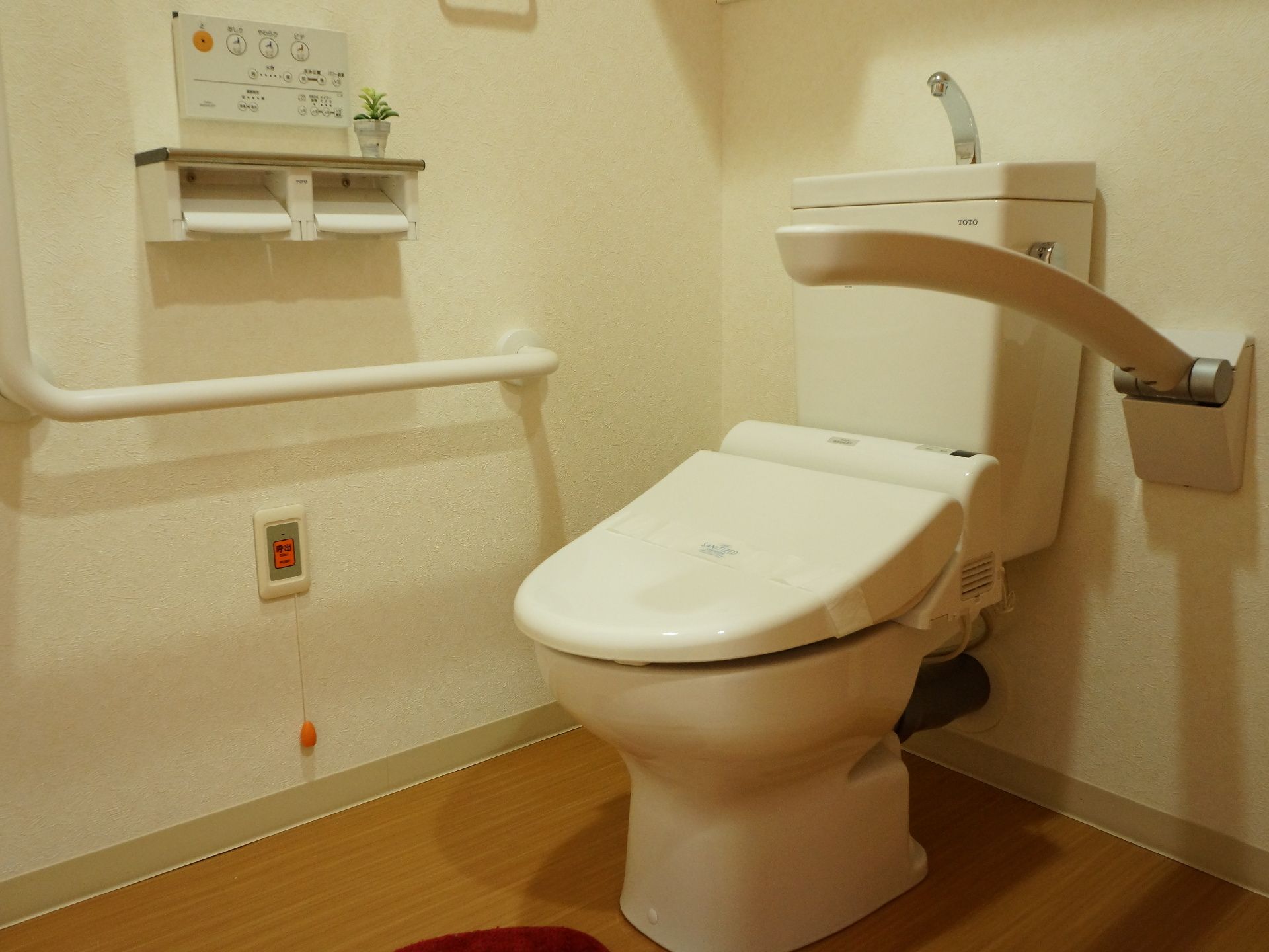 トイレには壁と便座側に手すりが完備してある。ウォッシュレットも完備でいつも清潔に保てる。呼び出しブザーもある。