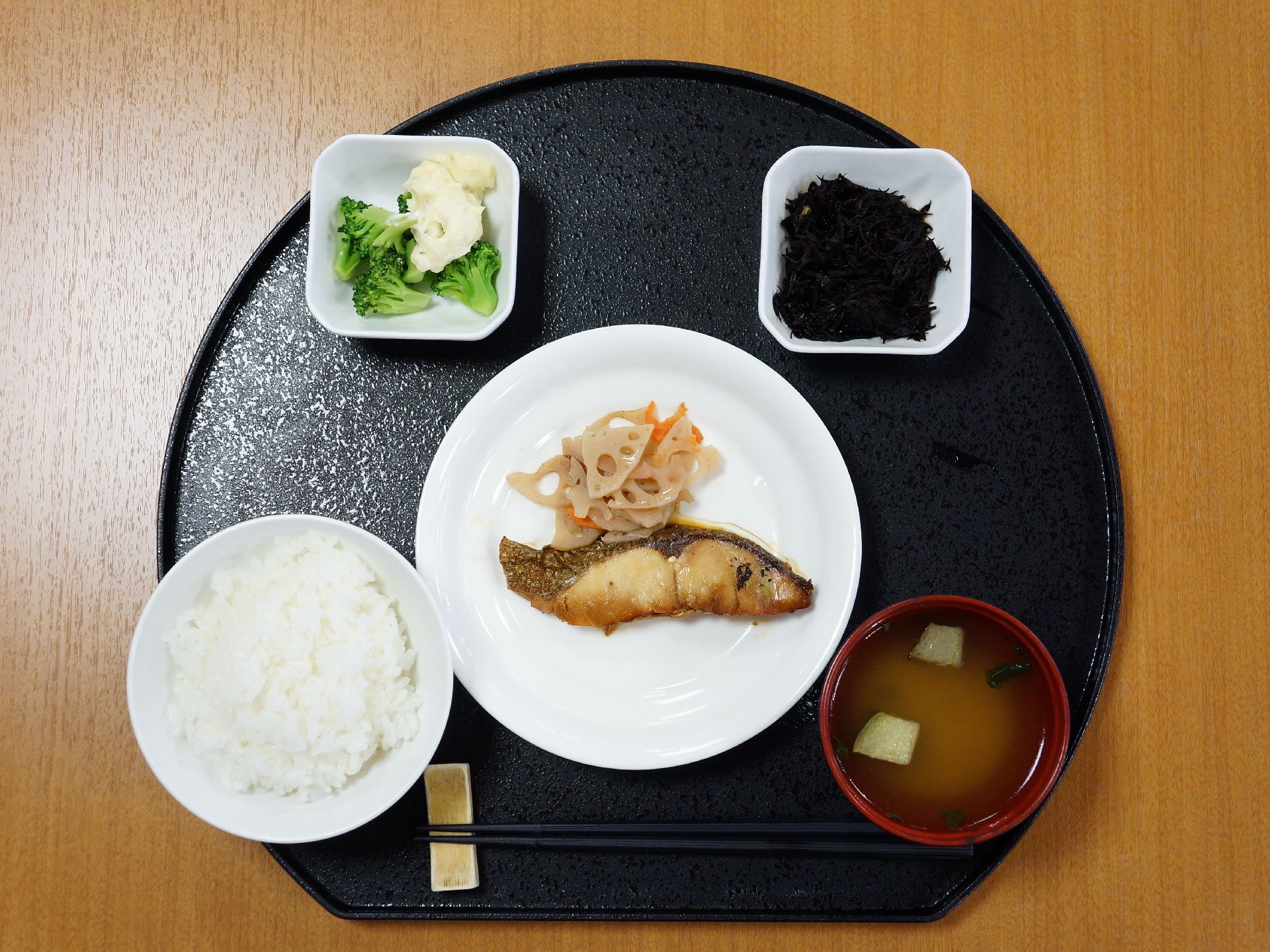 食事は栄養を考えたメニューになっている。入居者の楽しみである食事だからこそ、献立は真剣に考えられている。