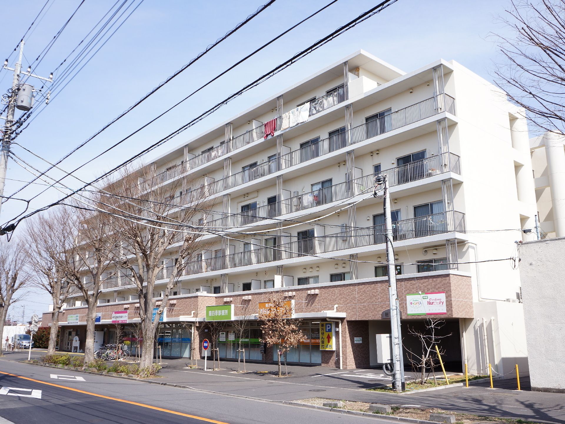 まるでマンションと見間違えてしまうような建物になっている。ホームの一番下の階にはコンビニなどのお店もテナントで入っている。