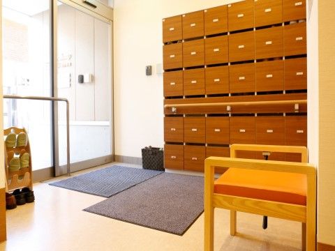 「ココファン横浜前里」玄関ホール。館内は、オールバリアフリーの安心・安全設計です。