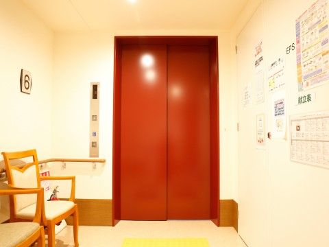 「ココファン横浜前里」エレベーター。余裕のあるスペースですので、安心ですね。