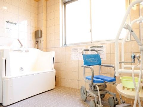 「ココファン横浜前里」機械浴室。寝たきりの方や介護度が高い方でも安心です。
