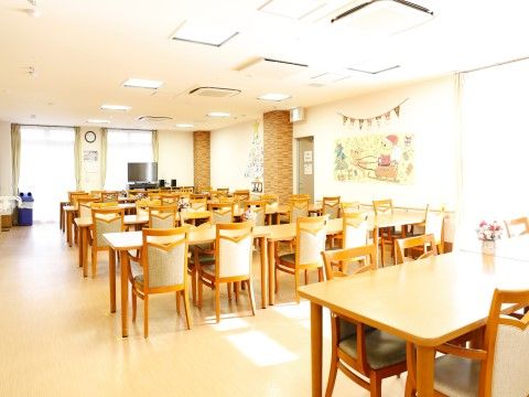 「ココファン横浜前里」食堂。活気に満ちた食の空間となっています。