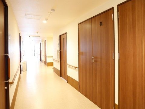 「ココファン横浜前里」廊下。手すり付きの安全設計です。