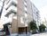 一見するとマンションやビルと間違えてしまいそうな建物。5階建ての建物の周りには緑木々も植えてある。非常階段もあり、緊急時に対応できる。