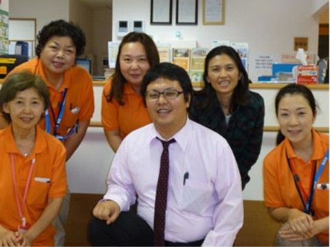 「ココファン横浜前里」スタッフ集合写真。皆様の安心かつ快適な生活は、私たちにお任せください。
