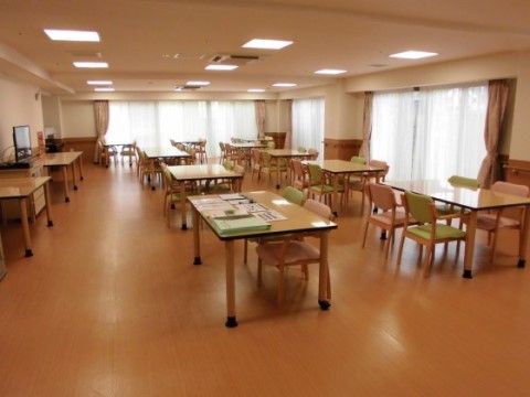 ベストライフ藤井寺の食堂。食卓が並ぶ。