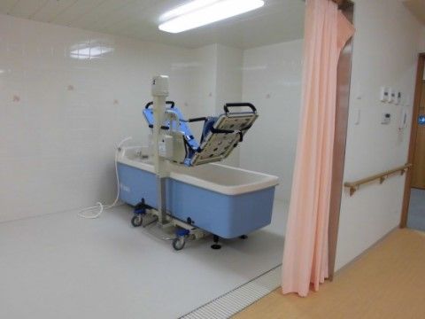 ベストライフ藤井寺の機械浴室。浴室と脱衣所はカーテンで仕切られている。