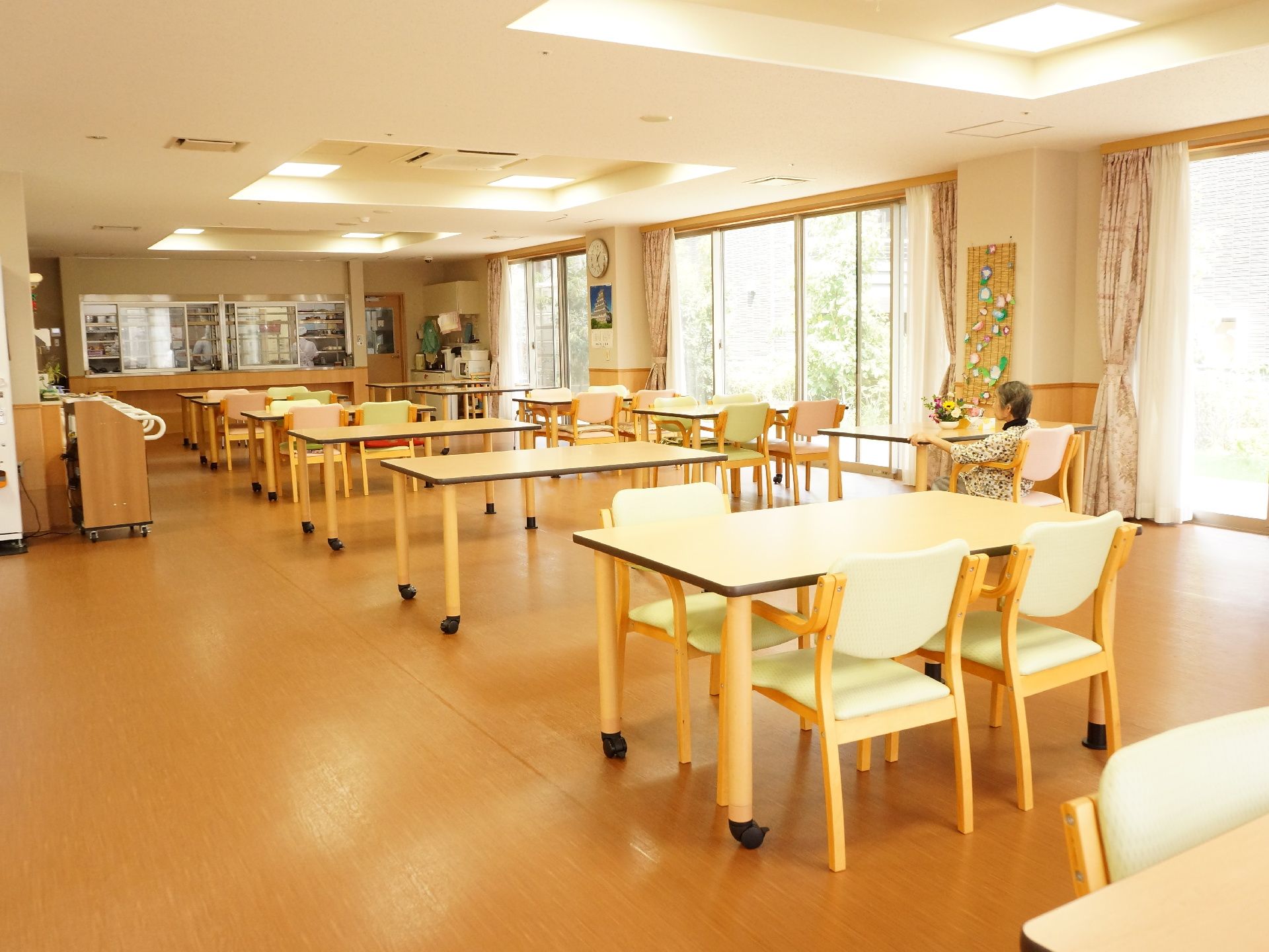 掃き出し窓が設置されている食堂兼居間である。奥は厨房になっており入居者の毎日の食事を調理し提供している。