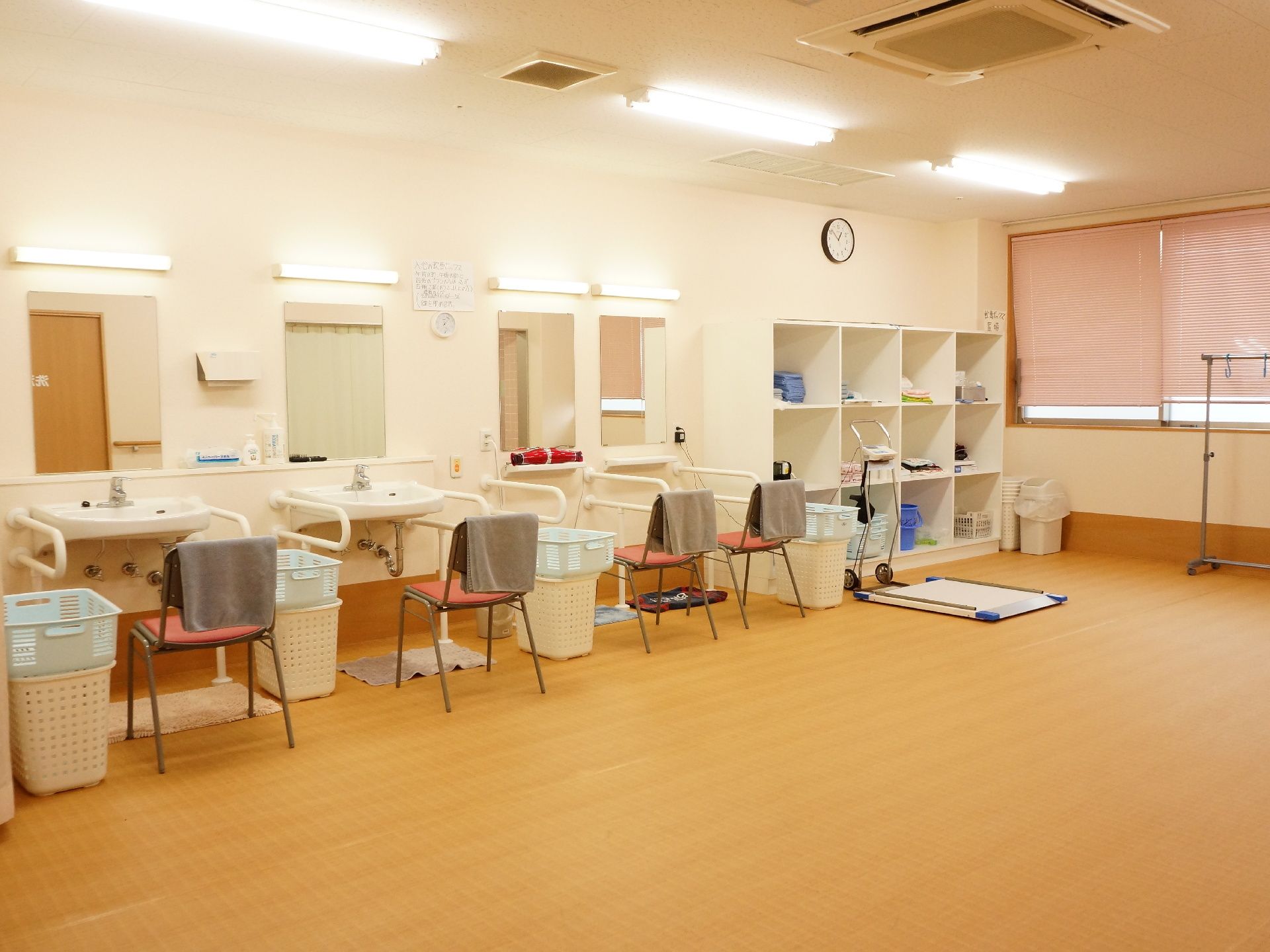 施設内の脱衣室には、洗面台が4つ設置されている。それぞれ鏡が付いていて、洗面台の両脇には手すりがある。