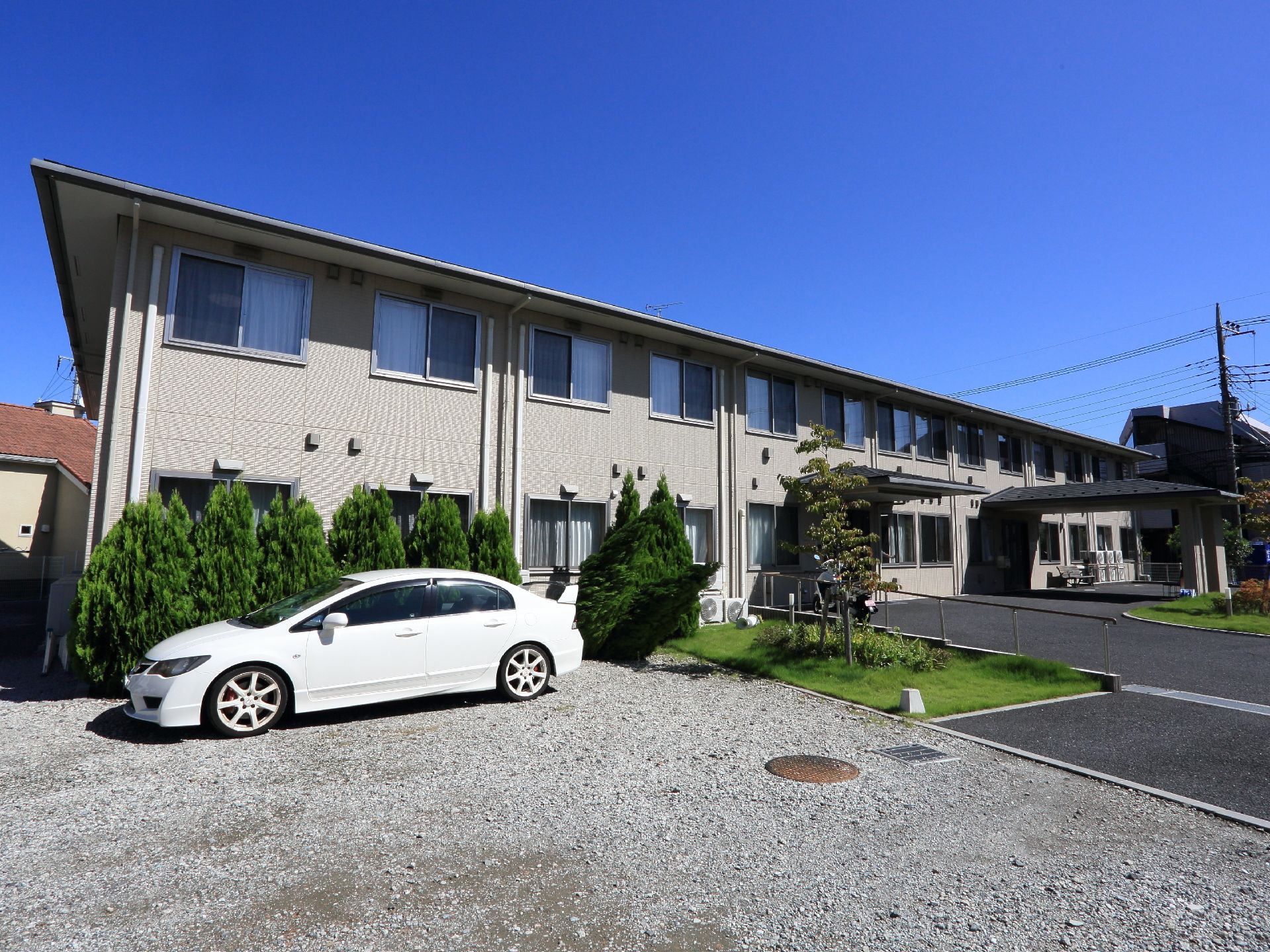 建物は2階建てで出来ており、玄関口はロータリー式になっている。送迎が非常に楽になるように設計されている。