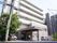 施設は6建ての建物である。玄関前には大きく屋根がせり出し、太い柱で支えている。前面には駐車スペースが設けられている。