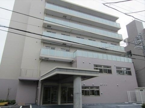 日生オアシス柏あけぼのの外観。玄関先まで車を乗りれ可能なスペースを完備している。
