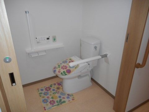 日生オアシス柏あけぼののトイレ。フラットタイプの広々とした空間になっている。