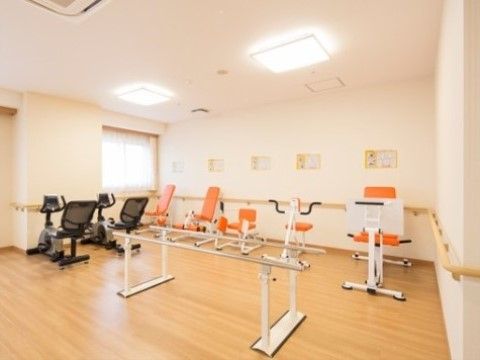 日生オアシス柏あけぼのの機能訓練室。歩行訓練補助器など様々な機器を完備している。