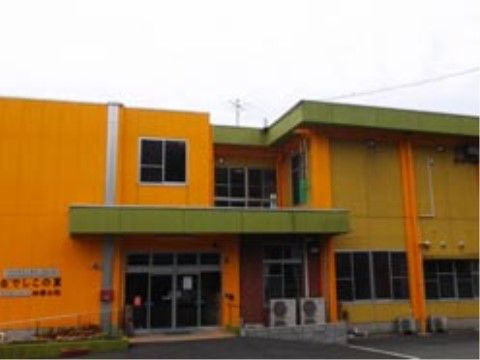 四季の杜の外観。大きな駐車場を完備しておりますのでご来訪の際はお車でのお越しが可能です。
