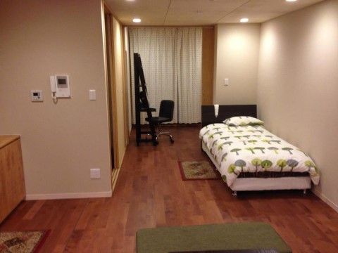ゆずり葉の森の居室（Aタイプ）。広く、整えられた居室は完全個室制となっておりますので、毎日を自分のペースでお過ごしいただけます。