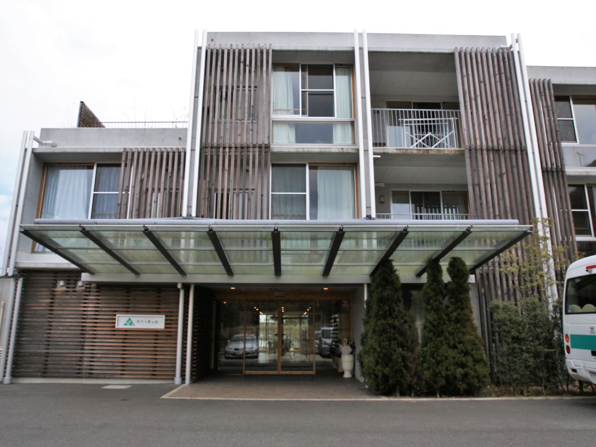 白をメインに使用した外壁で、木材を多く使用している。３階建てで１階の玄関部分には大きな屋根がせり出している。