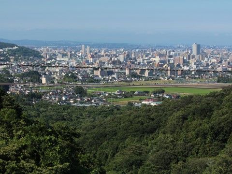 暖暖の里 仙台南の周辺環境。施設からは緑豊かな自然や、活気に溢れる街並みが一望できるバルコニーがございます。