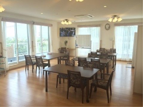 暖暖の里 仙台南の食堂。日々多くの入居者様で大いに賑わう、楽しい雰囲気となっております。