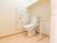 広々としたトイレは白色で統一されており、綺麗で清潔感がある。温水洗浄便座、緊急呼出ボタン、手摺が設置されている。