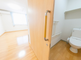 明るく清潔なトイレと洗面所
