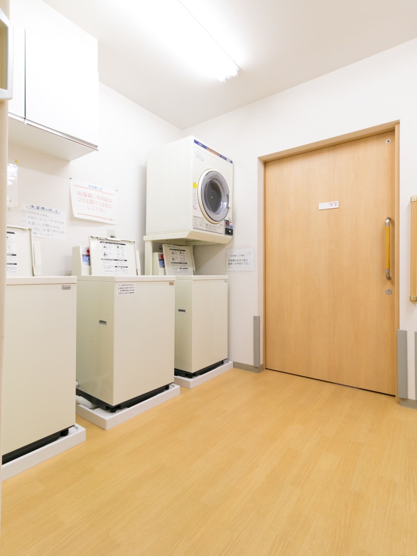 洗濯室の出入口は木製の間口の広いスライド式ドアになっており、車椅子をご利用の方も速やかに通過することが出来る。