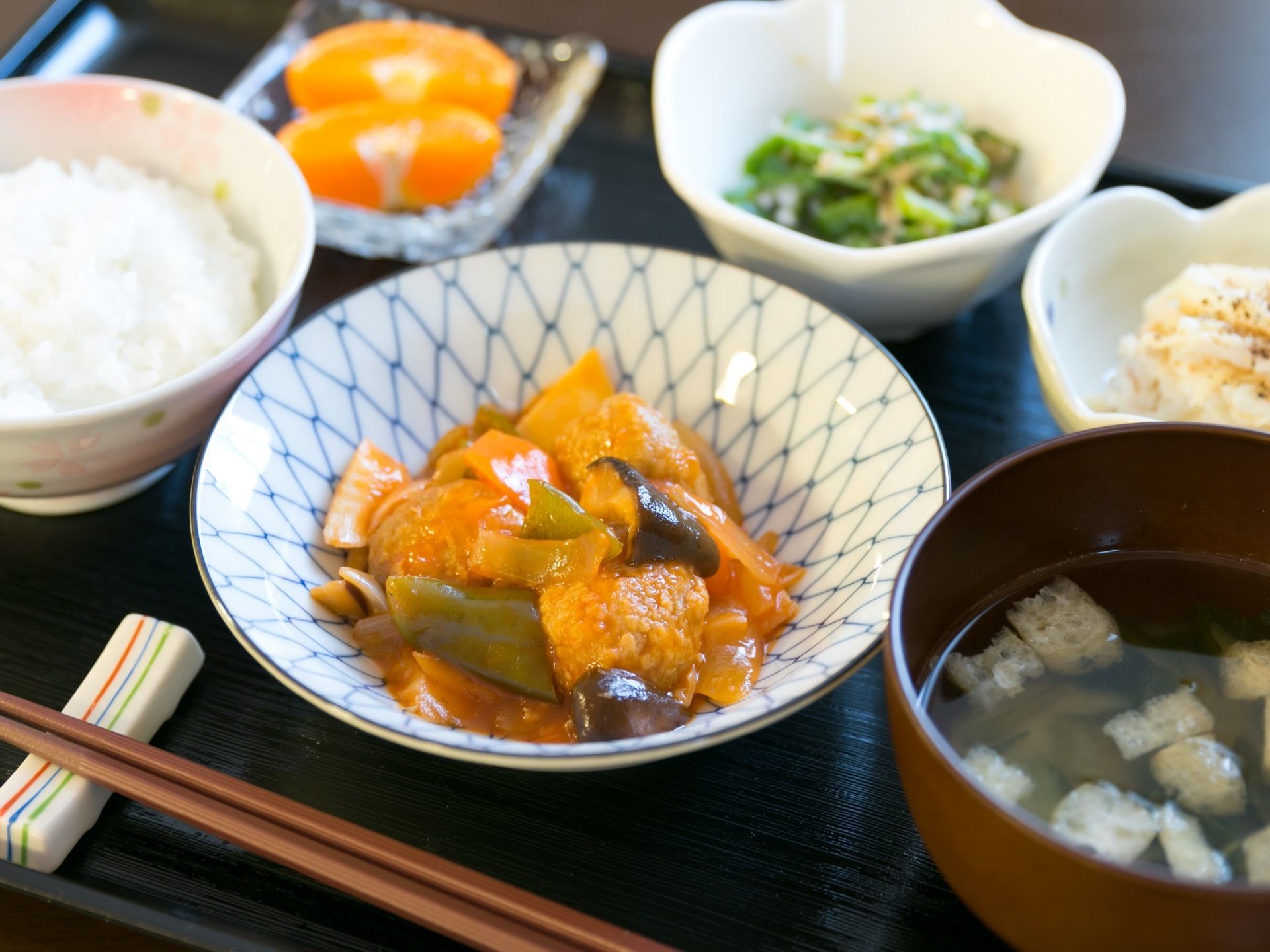ご飯とお味噌汁等がある彩りの良い和食である。日々の活動に必要な栄養素が十分に含まれた食事内容になっている。