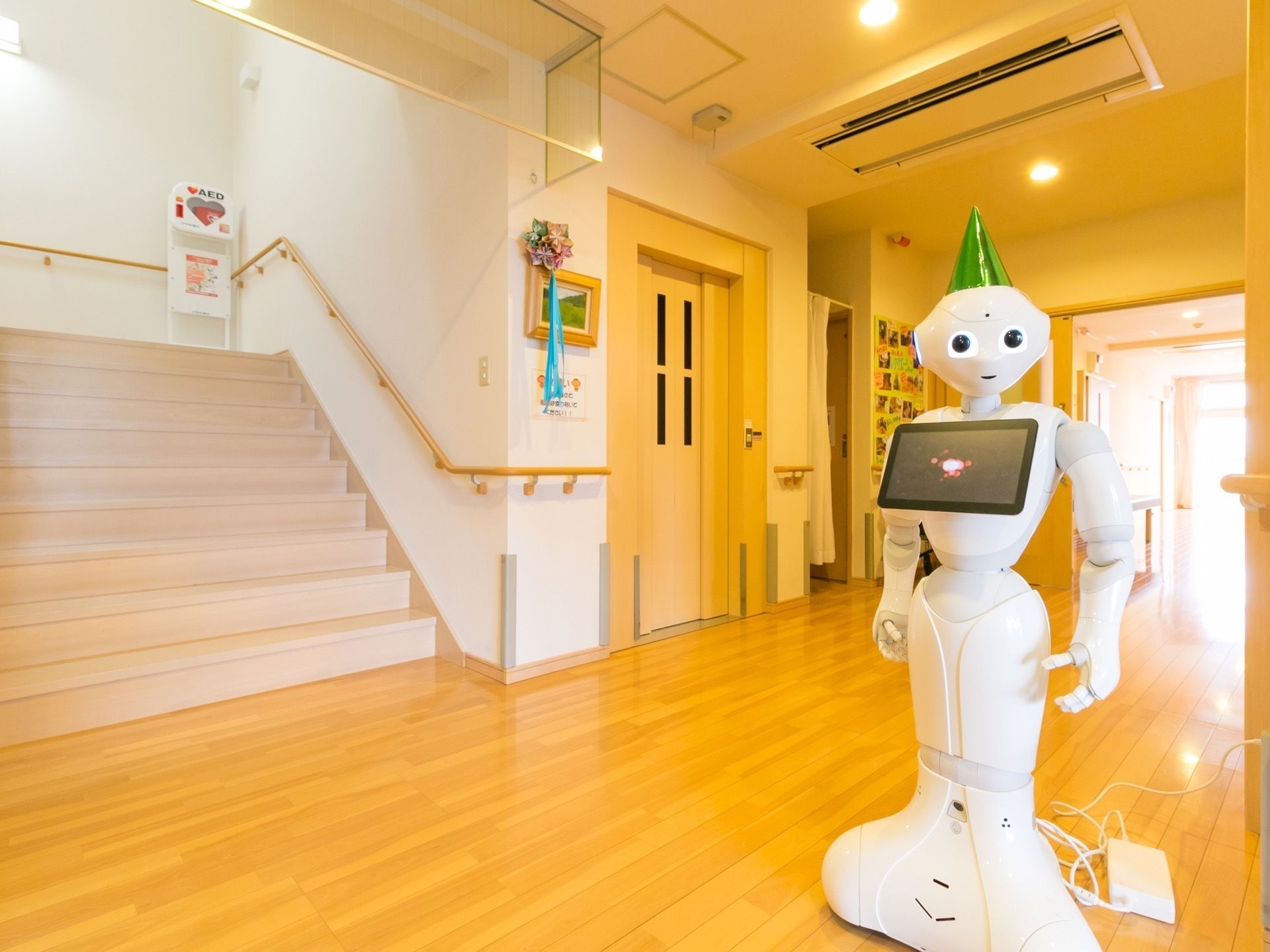 明るい共用廊下には、人工知能を搭載したロボットが常駐しており入居者様や来訪者様への施設案内等の対応を常時行っている。