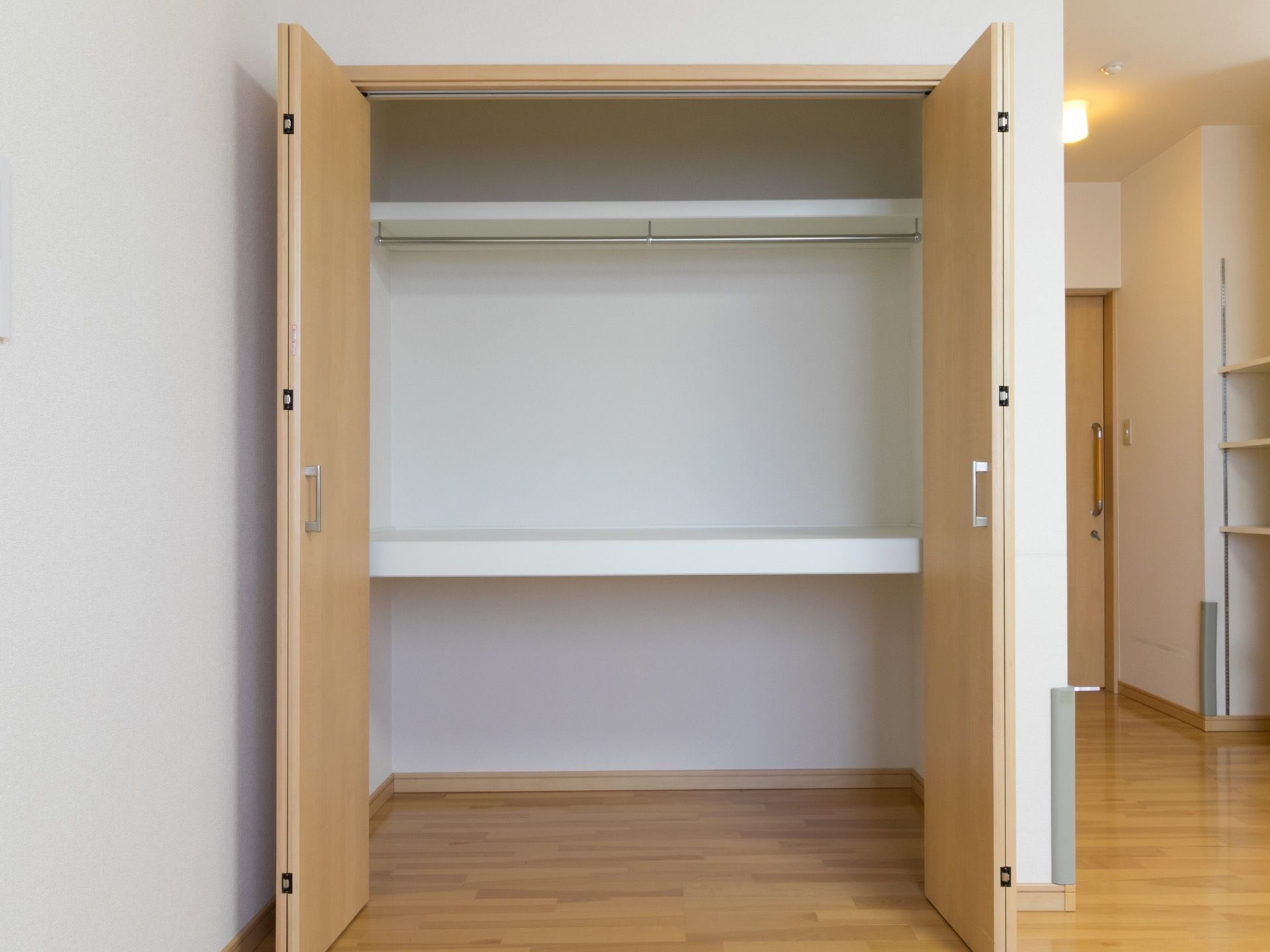 収納庫には中段と上部に枕棚とハンガーパイプが設置されている為、入居者様の荷物の他に洋服等の衣類を掛けることも出来る。