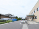 明るい外観の介護施設の全景